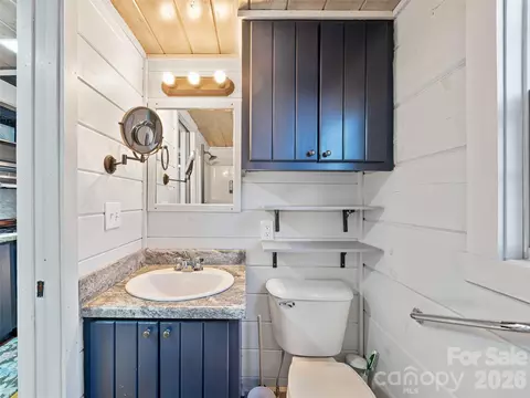 Bath - 623 Overlook Dr, Spruce Pine, NC 28777 photo 1 of 3