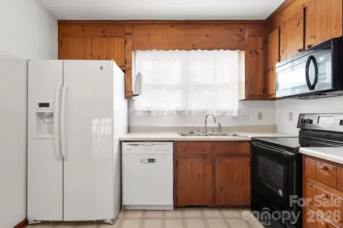 Kitchen - 27077 Catamaran Dr, Tega Cay, SC 29708 photo 2 of 2