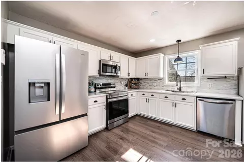 Kitchen - 1355 Millrace Dr, Conover, NC 28613 photo 5 of 6