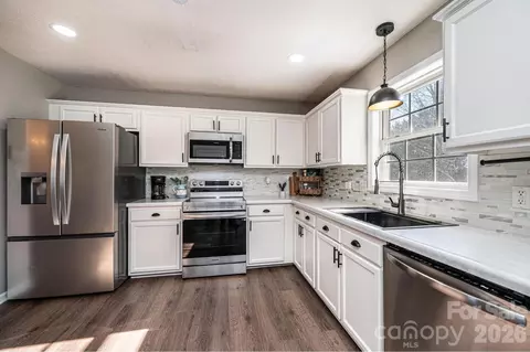 Kitchen - 1355 Millrace Dr, Conover, NC 28613 photo 4 of 6