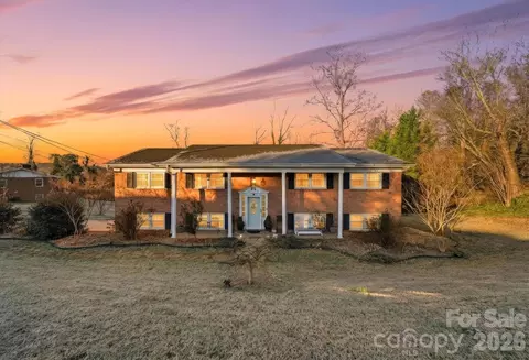 6719 Lakeview Ter, Hickory, NC 28601
