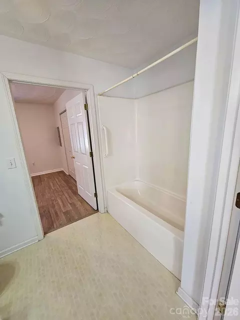 Bath - 151 24th Nw St NW, Hickory, NC 28601 photo 3 of 6