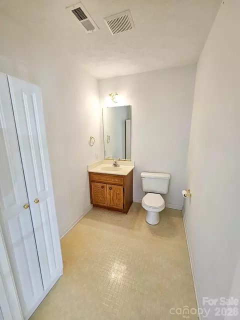 Bath - 151 24th Nw St NW, Hickory, NC 28601 photo 1 of 6