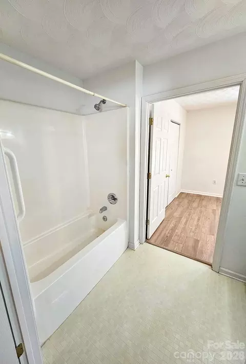Bath - 151 24th Nw St NW, Hickory, NC 28601 photo 6 of 6