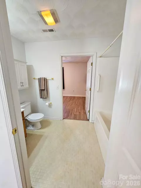 Bath - 151 24th Nw St NW, Hickory, NC 28601 photo 2 of 6