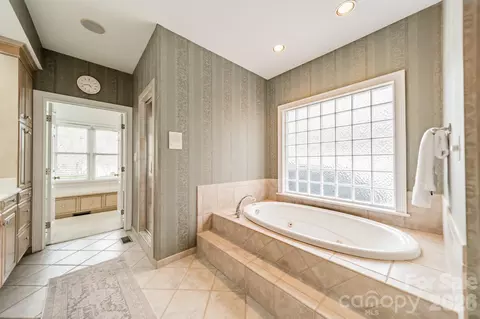 Bath - 18908 Riverwind Ln, Davidson, NC 28036 photo 2 of 4