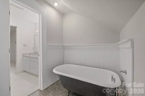 Bath - 1223 Creekside Dr, Conover, NC 28613 photo 4 of 6