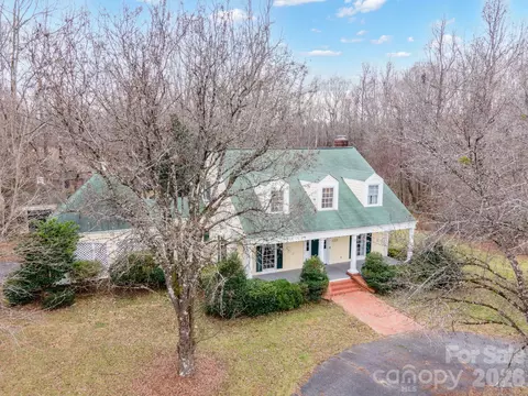 1223 Creekside Dr, Conover, NC 28613
