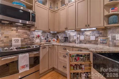 Kitchen - 1113 Torrence Cir, Davidson, NC 28036 photo 4 of 4