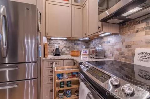 Kitchen - 1113 Torrence Cir, Davidson, NC 28036 photo 3 of 4