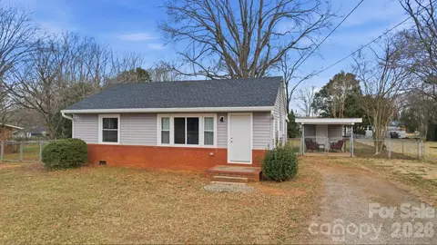 439 Hillcrest Dr, Statesville, NC 28677