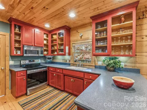 Kitchen - 167 Mountain Vista Dr, Saluda, NC 28773 photo 4 of 5