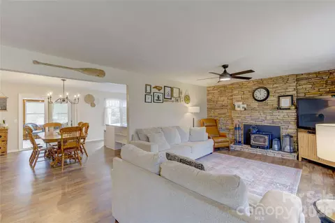 216 Castleton Ln, Hendersonville, NC 28791