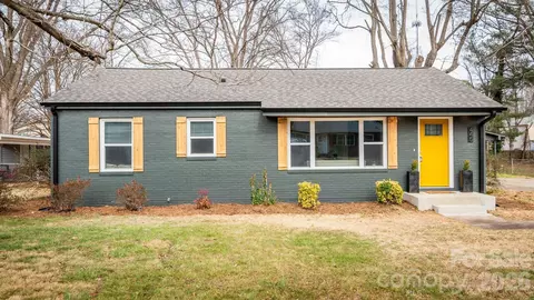445 Hillcrest Dr, Statesville, NC 28677