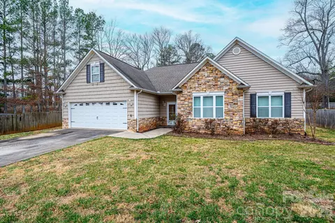 1825 Plaza Dr, Hickory, NC 28602