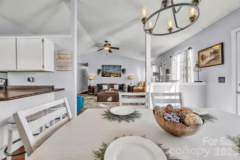 1959 8th Se St SE, Hickory, NC 28602