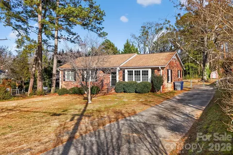 212 N Pine Lake Dr, Spartanburg, SC 29301