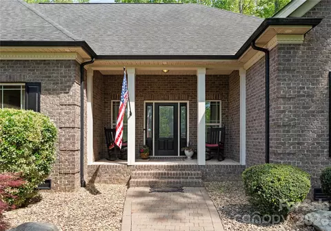 Exterior - 860 Arrow Point Ln, Davidson, NC 28036 photo 3 of 12
