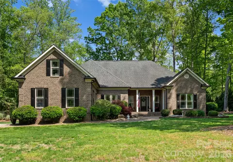 Exterior - 860 Arrow Point Ln, Davidson, NC 28036 photo 2 of 12