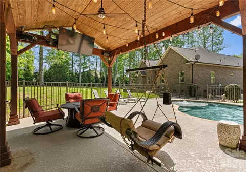 Exterior - 860 Arrow Point Ln, Davidson, NC 28036 photo 9 of 12
