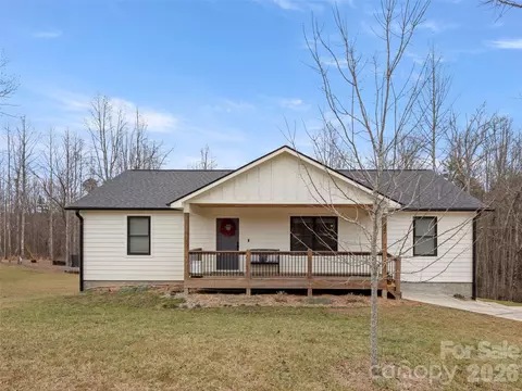 127 Walt Dr, Hendersonville, NC 28792