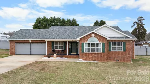 95 Chesterfield Dr, Taylorsville, NC 28681