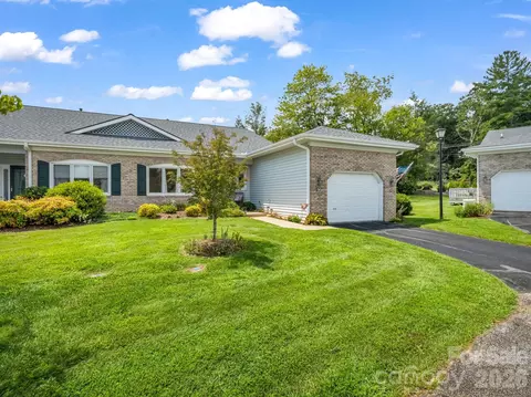 20 Country Meadows Ln, Hendersonville, NC 28792