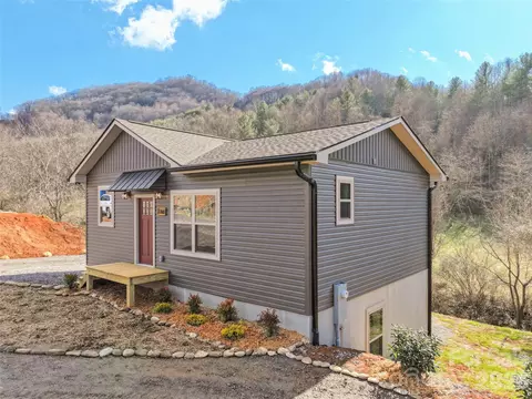186 Travelers Pt, Waynesville, NC 28785
