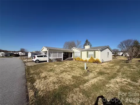 261 White Ash Cir, Hendersonville, NC 28739