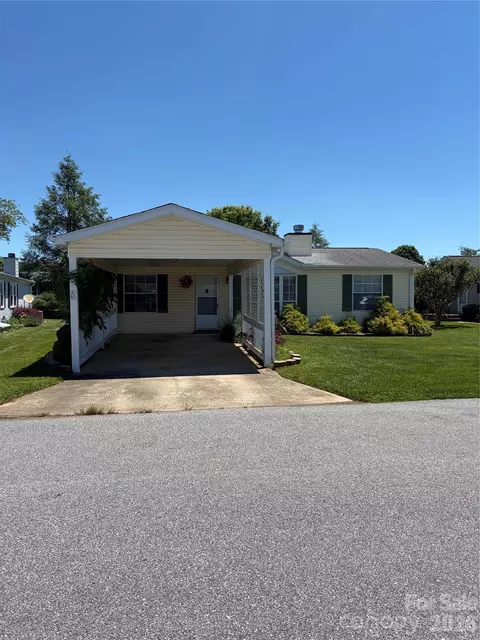 261 White Ash Cir, Hendersonville, NC 28739