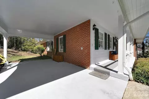 391 Hawthorne Dr, Brevard, NC 28712 photo 2