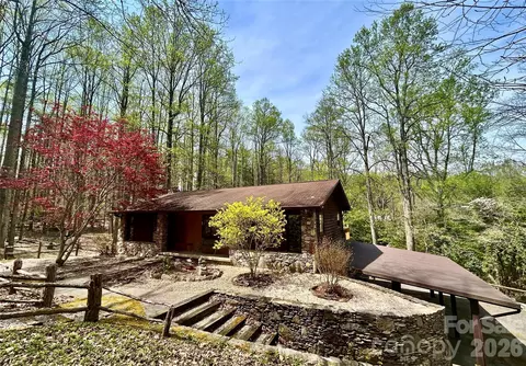 45 Crescent Dr, Hendersonville, NC 28739