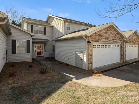 4 Holiday Dr, Arden, NC 28704