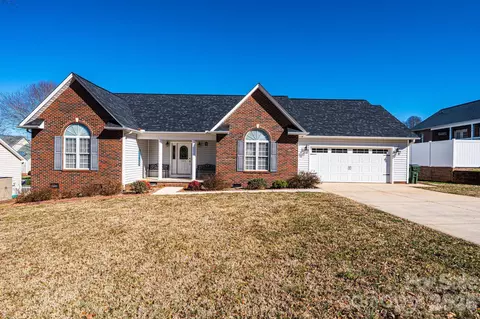 2576 Rolling Ridge Dr, Hickory, NC 28602