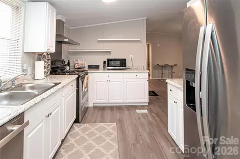 Kitchen - 2345 Kingsburry Rd, York, SC 29745 photo 4 of 5