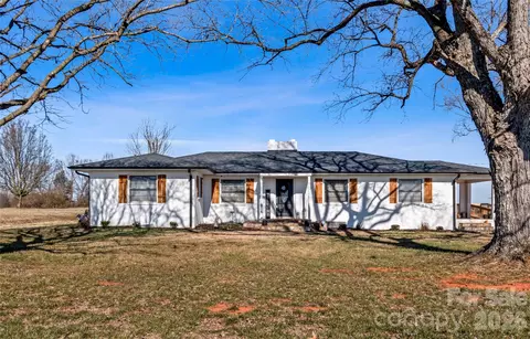 2432 Holcomb Rd, Yadkinville, NC 27055