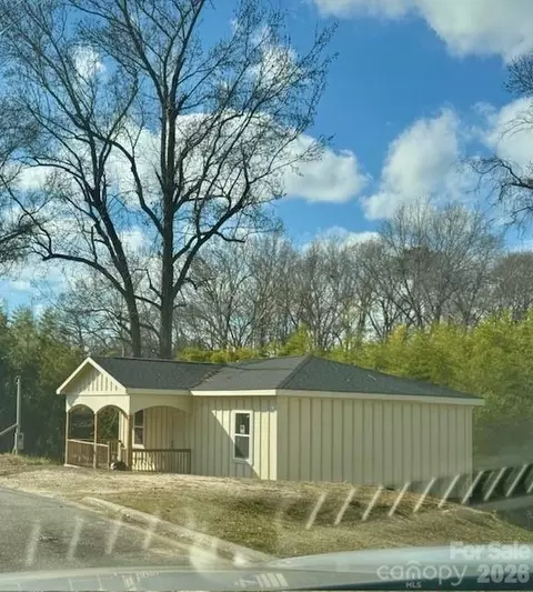 38 Poplar St, Great Falls, SC 29055