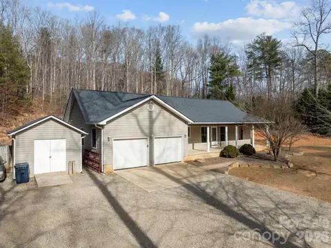 136 Little Cove Creek Dr, Saluda, NC 28773