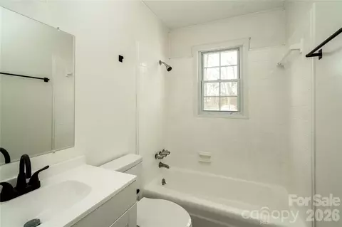 Bath - 3115 Crestview Dr, Florence, SC 29501 photo 2 of 4