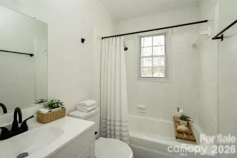 Bath - 3115 Crestview Dr, Florence, SC 29501 photo 1 of 4