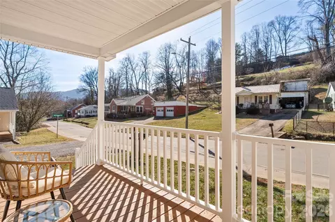 5 Carolinda Ln, Waynesville, NC 28786