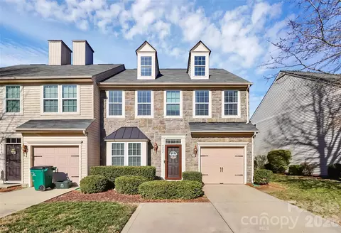 9732 Springholm Dr, Charlotte, NC 28278