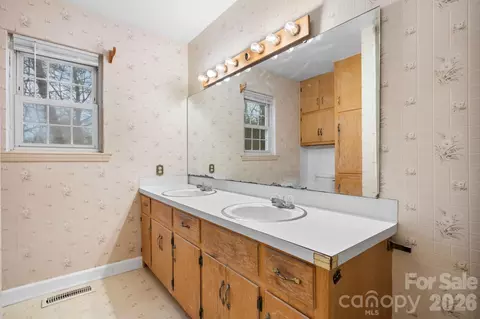 Bath - 533 Circle Dr, Hudson, NC 28638 photo 1 of 2