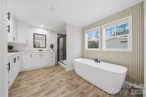 Bath - 4184 Maple Trl, Morganton, NC 28655 photo 1 of 2