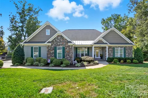 1021 Peninsula Dr, Belmont, NC 28012