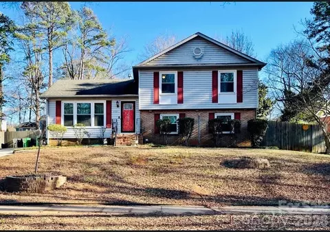 4721 Farm Pond Ln, Charlotte, NC 28212