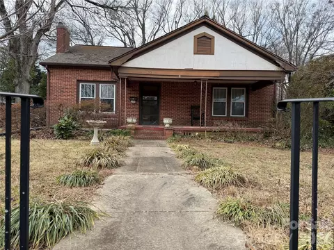132 W Stewart Ave, Mooresville, NC 28115