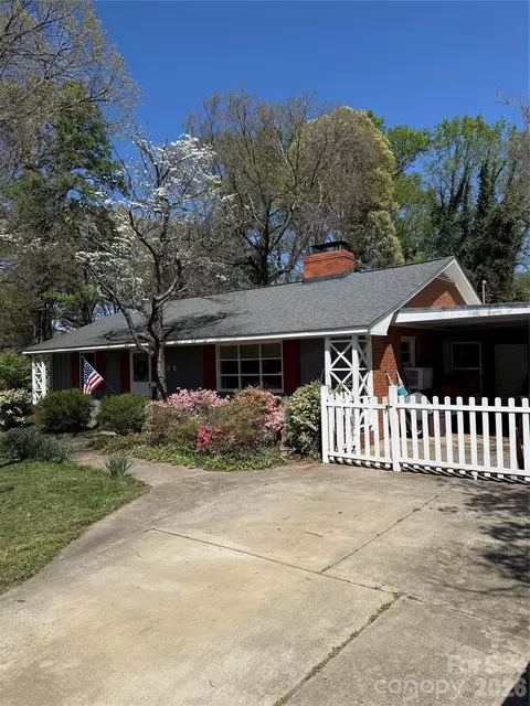 3218 Driftwood Dr, Charlotte, NC 28205