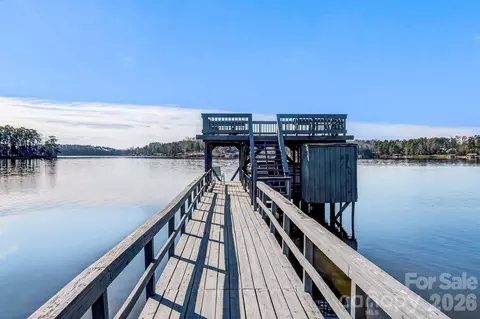 254 N Shoreline Dr, New London, NC 28127