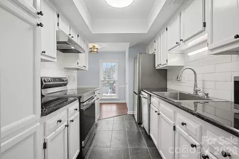 9241 N Vicksburg Park Ct, Charlotte, NC 28210
